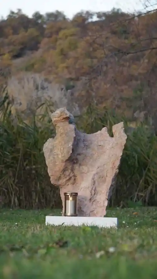 Carso - lapide realizzata da un masso di pietra
