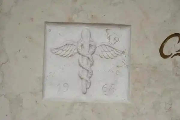 bassorilievo scolpito a mano