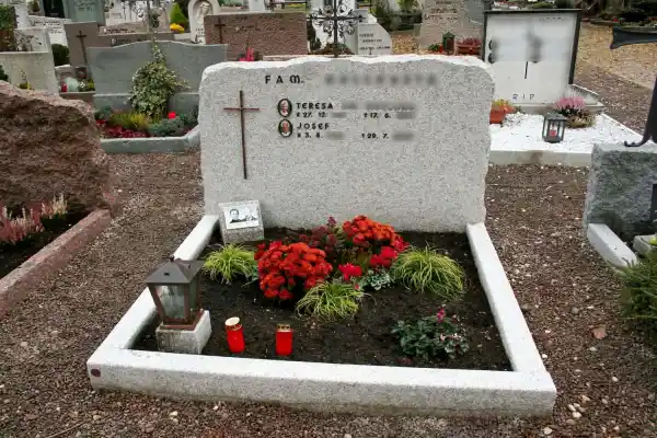 kleine Erinnerungstafel mit Porzellanfoto und Schrift