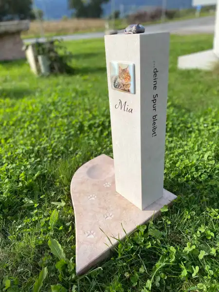 würdevolles Andenken für einen treuen Begleiter aus Marmor