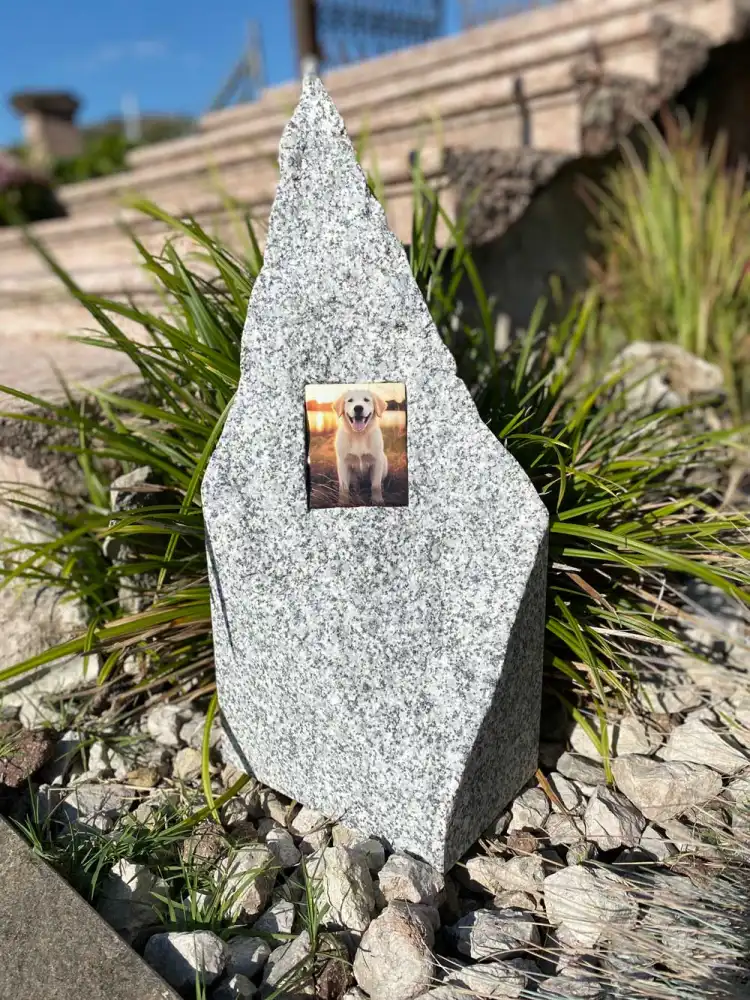 Naturbelassener Gedenkstein aus Granit mit Erinnerungsfoto