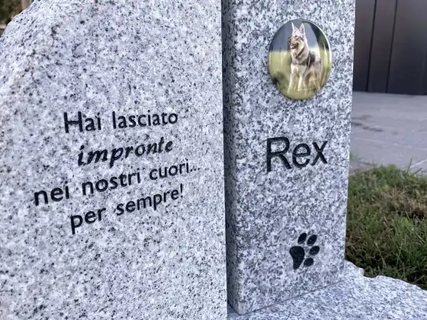 Die Gravur kann Individuell nach Ihren Angaben angefertigt werden.