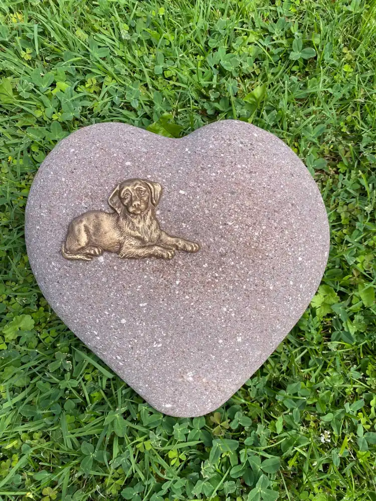 Porphyrherz mit Bronzehund – Ein stilles Zeichen ewiger Verbundenheit