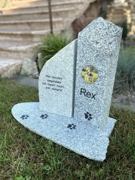  Bewahren Sie die Erinnerung an Ihr geliebtes Haustier mit einem stilvollen und wetterfesten Gedenkstein aus hochwertigem Granit.
