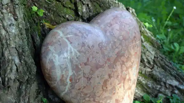 Herz aus rotem Kalkstein