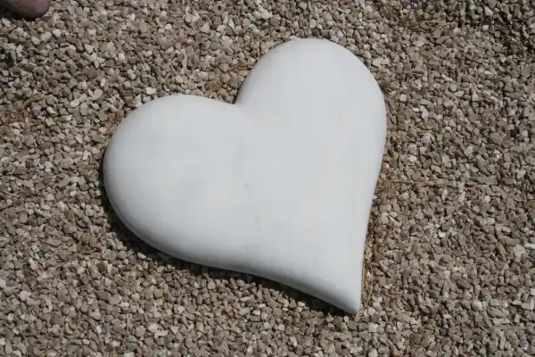 piccolo cuore in marmo bianco