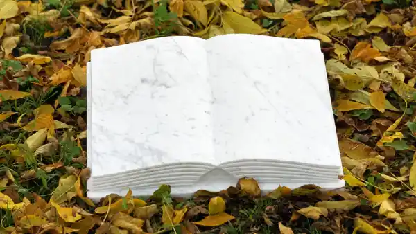 Buch aus weißem Marmor