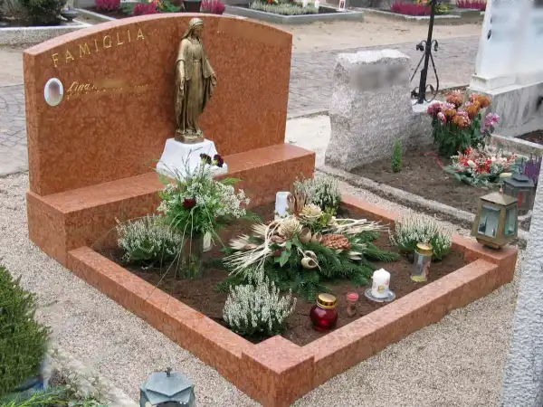 Familiengrabstein mit Bronzefigur 