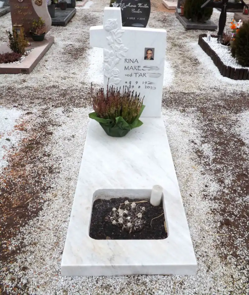 Lapide in marmo bianco di Carrara con rilievo a rose
