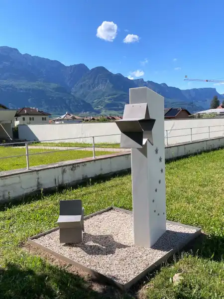 kleine Sterne aus Edelstahl befinden sich auf der Vorder- und Rückseite des Sternengrabes