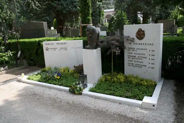 Auf Maß angefertigter Grabstein mit Skulptur aus Bronze