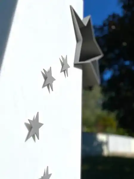 kleine Sterne aus Edelstahl verfollstädnigen diese  Grabgestaltung