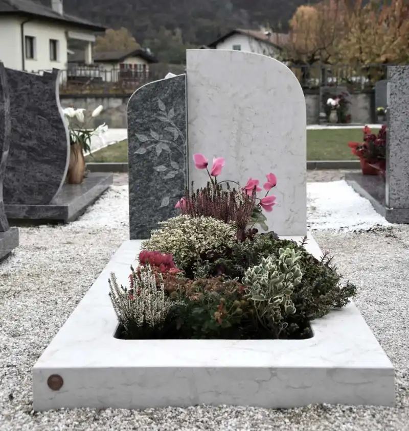 Einzelgrabstein bestehend aus zwei verschiedenen Natursteinen mit Blätterdekor