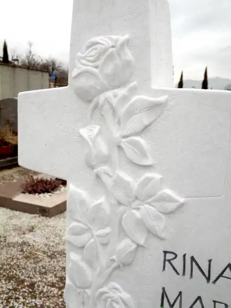 lapide con rilievo raffigurante delle rose