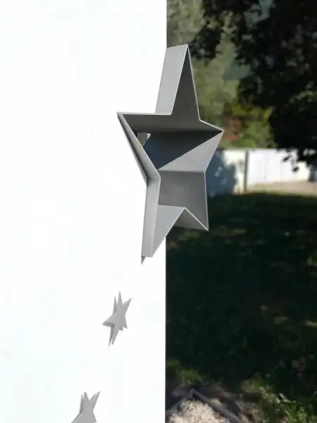 ein großer Stern aus Edelstahl wurde in den Stein eingescnitten