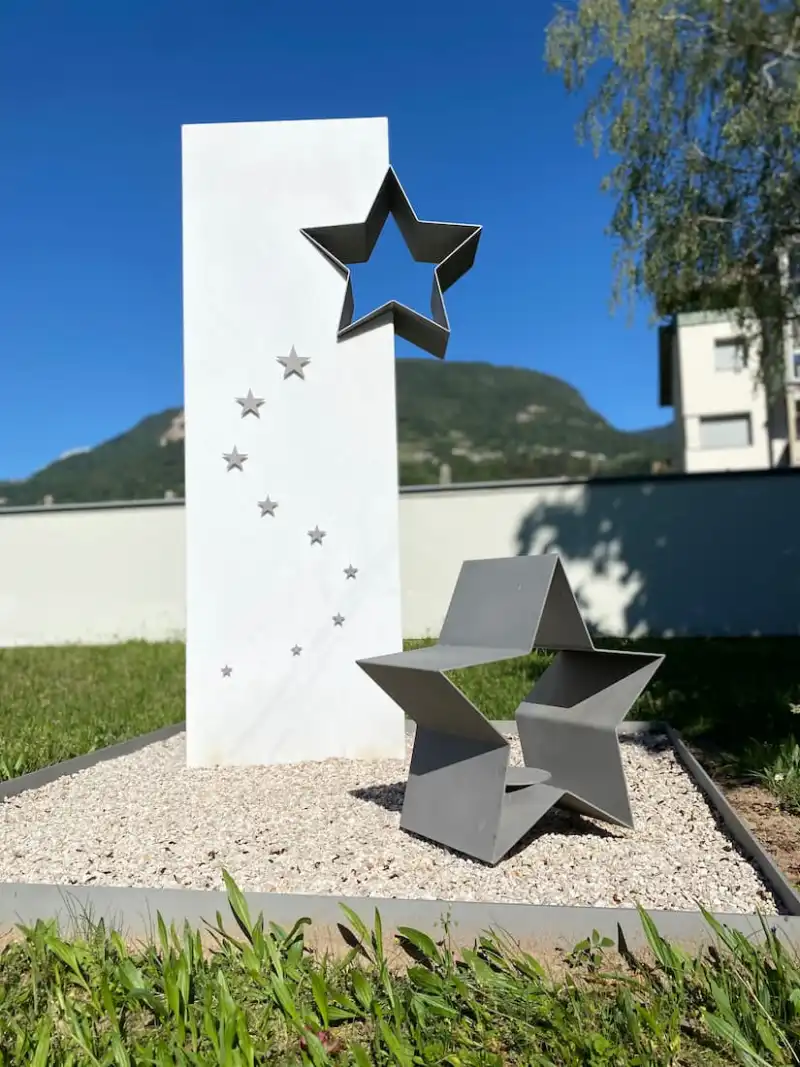 Grabmal für „Sternenkinder“ aus weißem Laaser Marmor und Edelstahlsternen