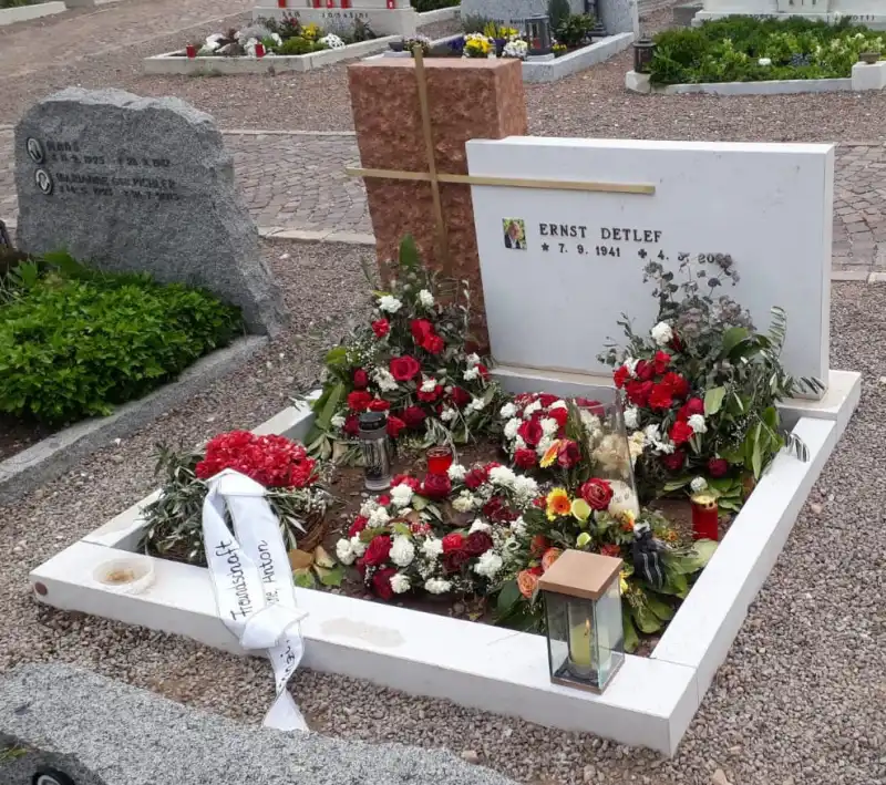 Linearer Familiengrabstein aus zwei verschiedenen Kalksteinen