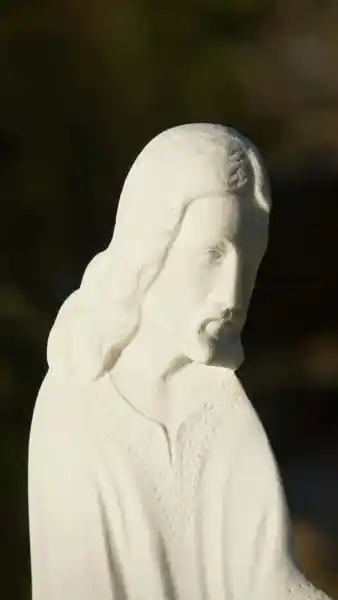 rilievo di Cristo realizzato a mano in marmo bianco di Carrara