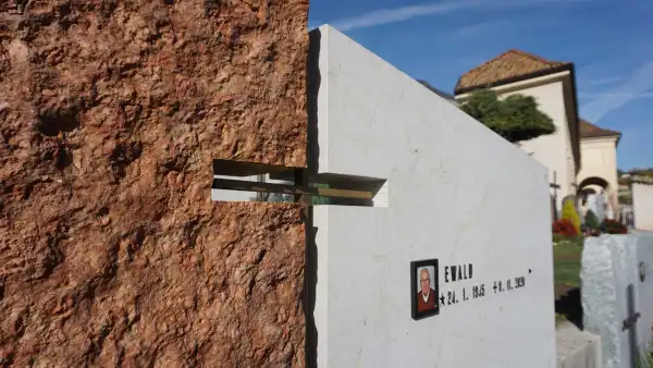 croce in ottone unisce le due peitre tombali