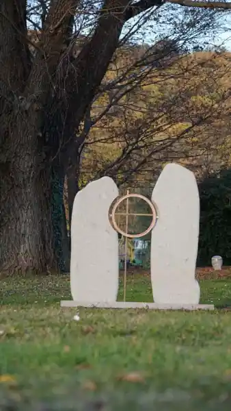zwei Porphyr Stelen die zusammen ein Paar ergeben