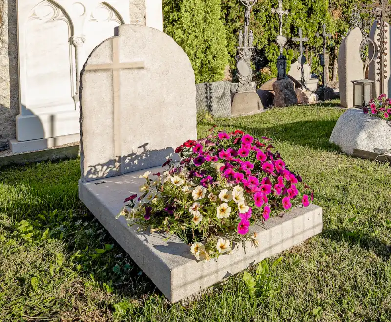 Singola lapide in calcare naturale con croce in rilievo