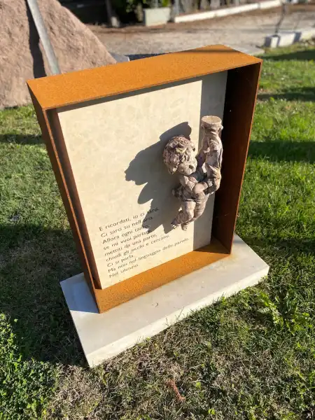 Moderner Grabstein, der edlen Marmor mit kühlem Eisen zu einer harmonischen Komposition vereint.