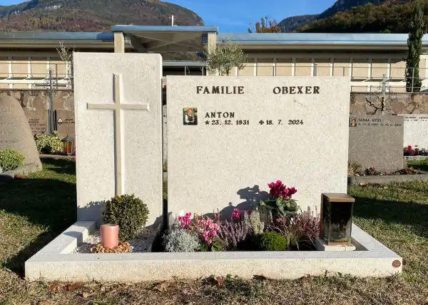 La lapide è composta da due lastre separate