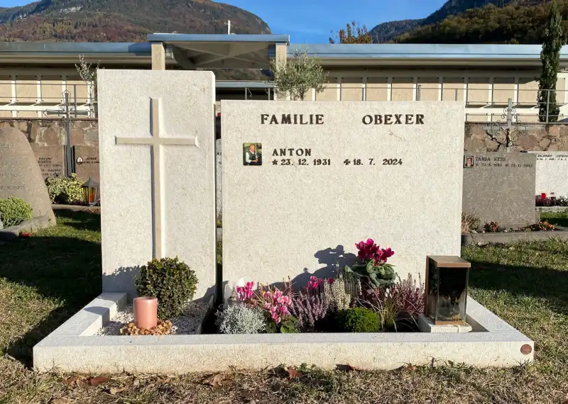 Tomba di famiglia con croce in rilievo