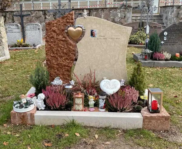 moderner Grabstein mit Bronzeherz miteinander verbunden