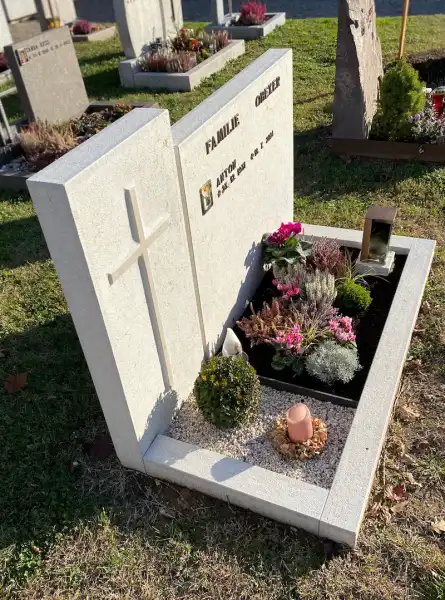 Lapide di famiglia con croce incisa e lettere in bronzo