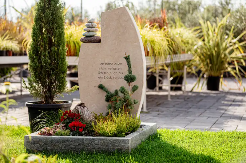 Einzelgrab mit Steinskulptur