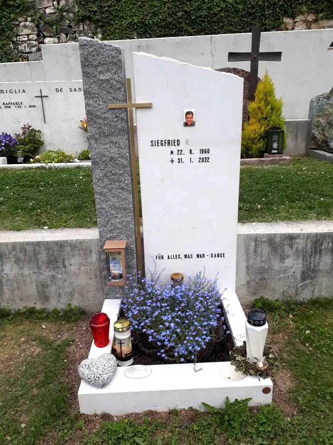 Rustikal trifft auf Eleganz - Zweifarbiger Einzelgrabstein mit Messingkreuz