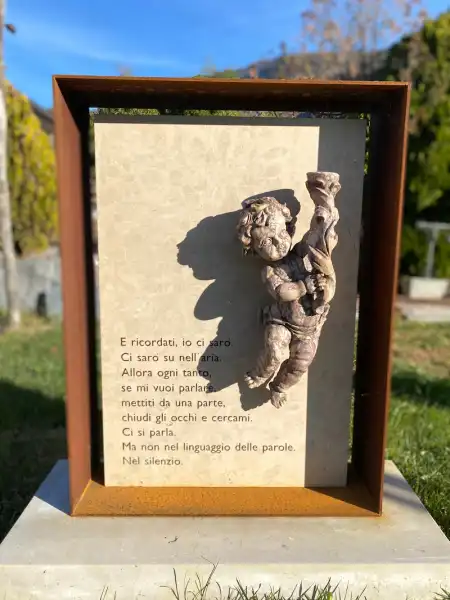 Eine fein gearbeitete Engelskulptur aus Marmor sowie eine dezent gravierte Inschrift verleihen dem Denkmal eine besondere Ausdruckskraft und zeitlose Eleganz