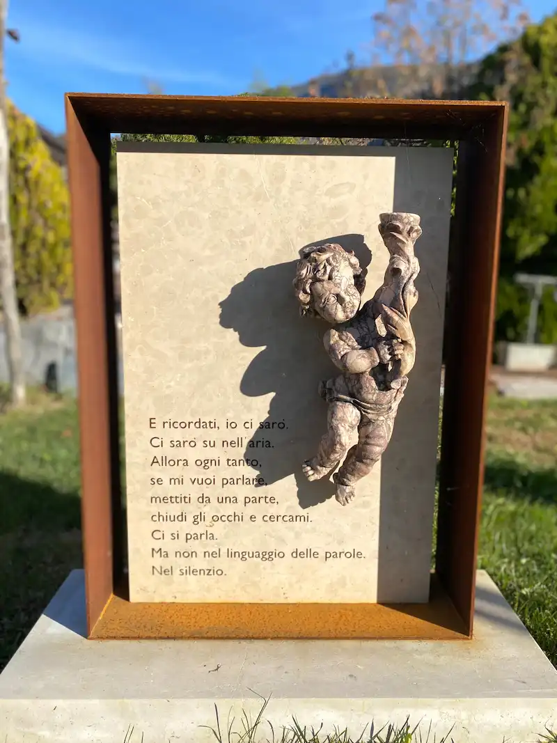 Moderner Grabstein mit Engelskulptur