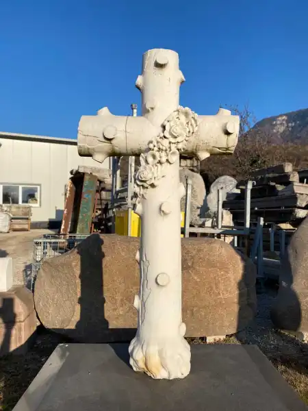 Questa croce funeraria storica in pregiato marmo di Carrara è modellata nella forma di un albero.