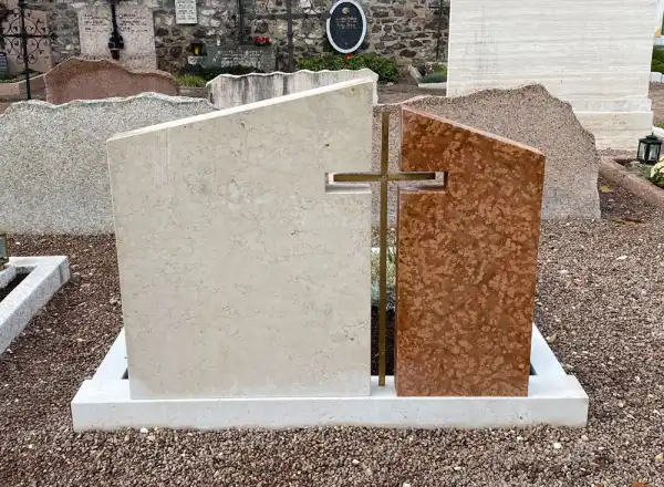Die beiden Kopfelemente sind durch ein filigranes Messingkreuz miteinander verbunden