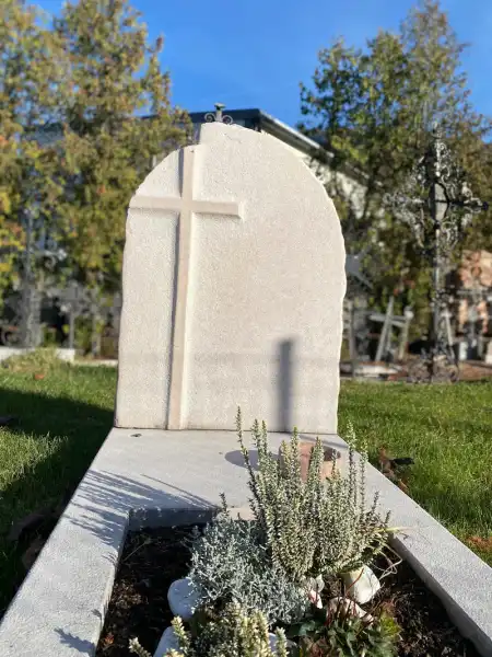 sulla lastra superiore è raffigurata una croce in rilievo