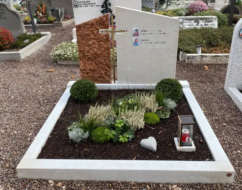Moderne trifft Eleganz! Familiengrab mit Messingkreuz