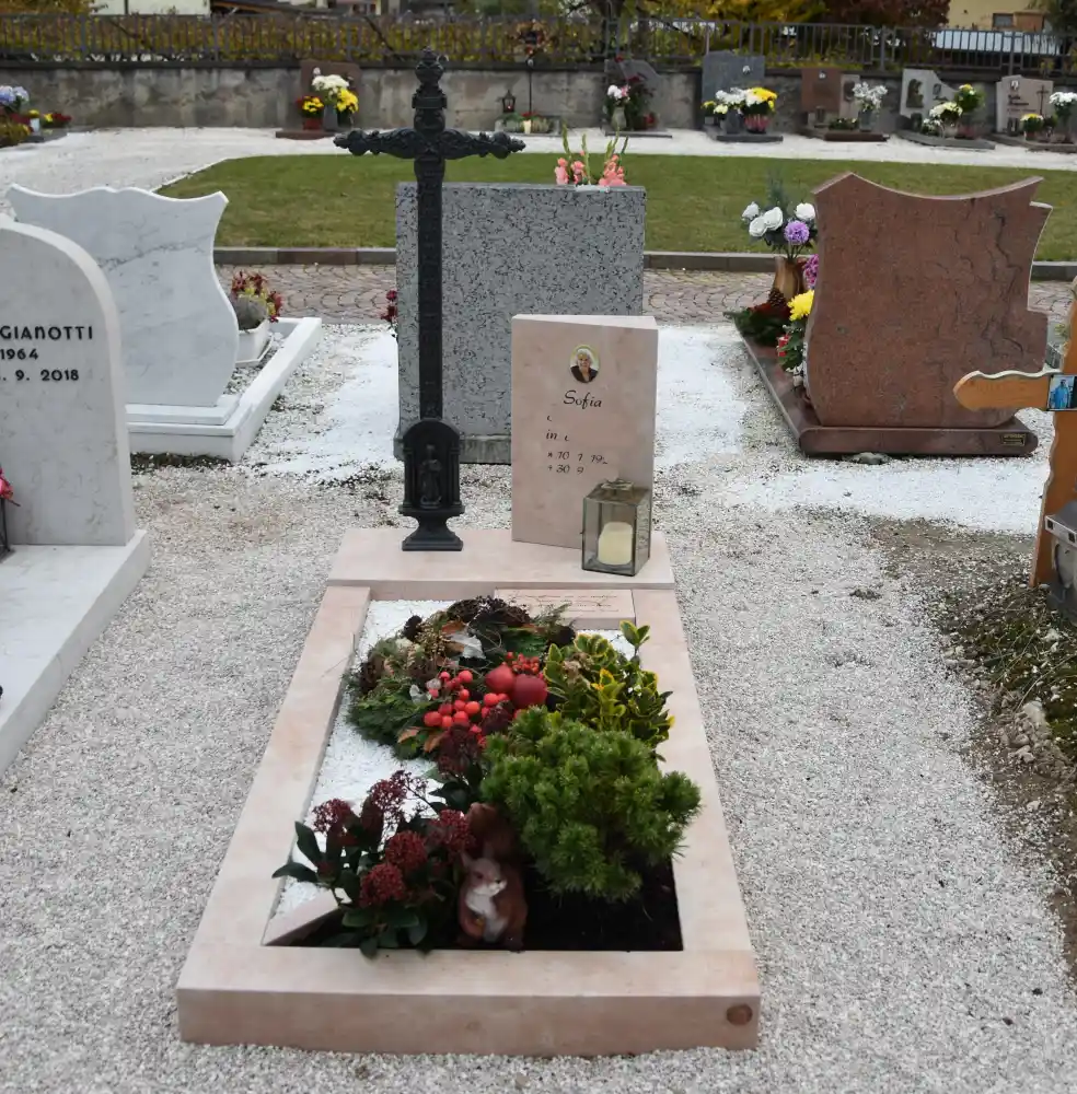 Rosa - Moderner Grabstein mit kleinem Grabkreuz aus Gusseisen