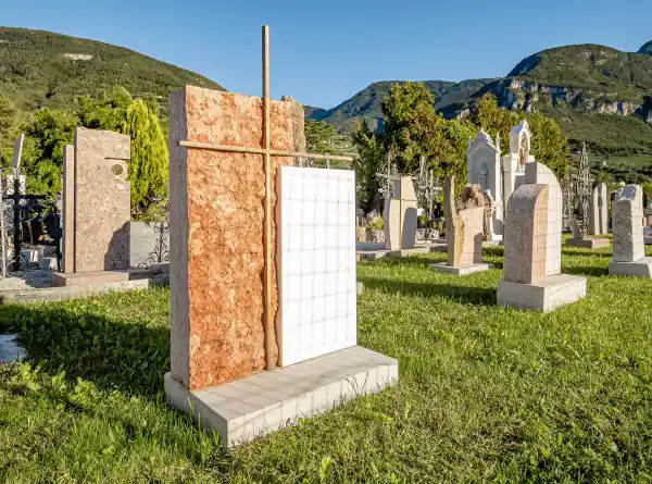 Einzelgrabstein aus zwei verschiedenen Materialien
