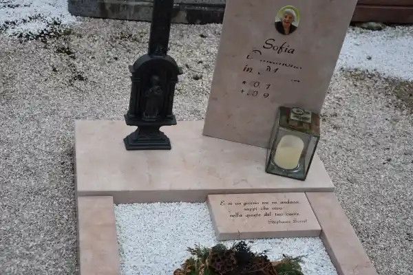Grabstein  aus rosa Kalkstein alles fein geschliffen