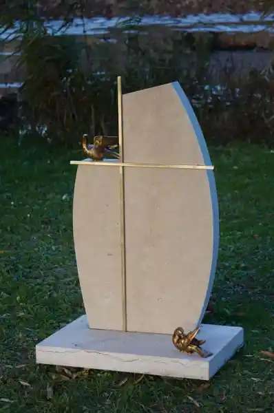 Grabstein mit zwei Tauben aus Bronze