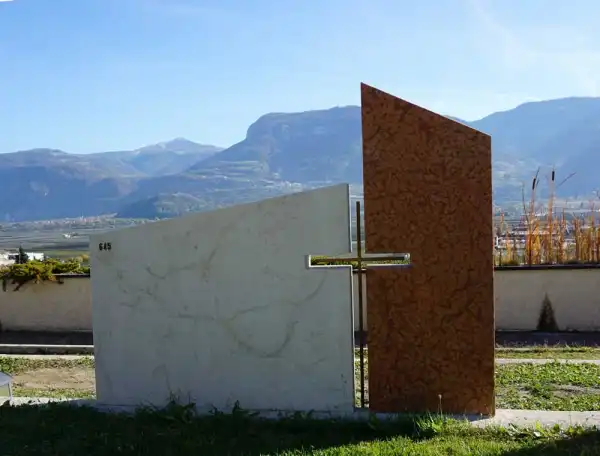lapide con ritaglio per una croce in ottone