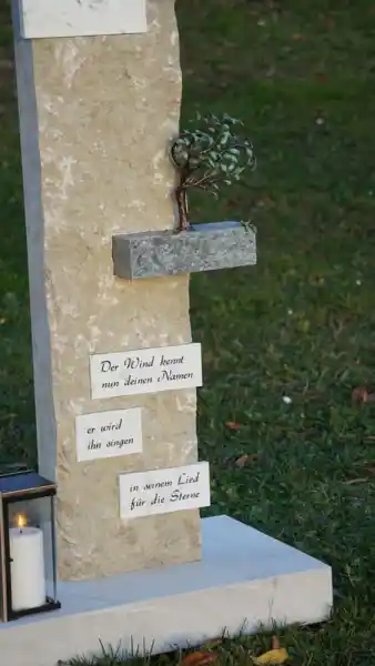 Stehle mit einzelnen Platten aus Naturstein
