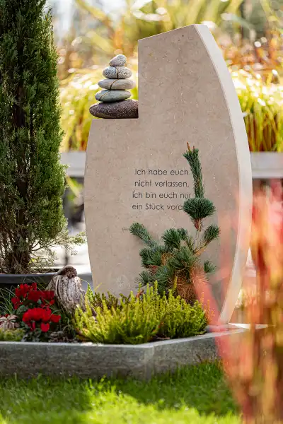 Moderner Grabstein mit Steinmännchen und Gravur