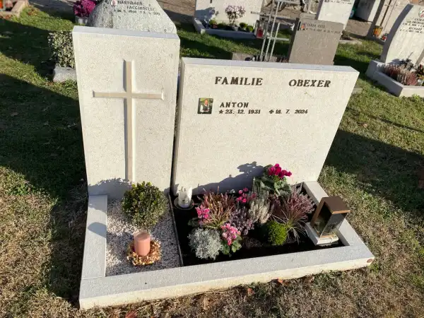 lapide a forma lineare in pietra calcarea