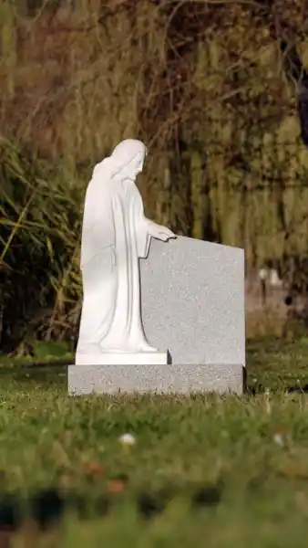Einzelgrabstein mit einem handgefertigten Christus Relief aus weißen Carrara Marmor