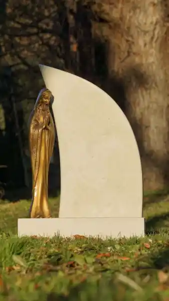 moderner Einzelgabstein mit Bronzefigur