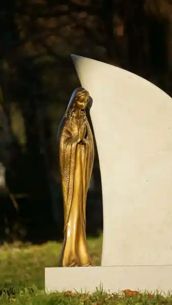 Marienstatue aus Bronze mit Grabplatte aus Marmor kombiniert