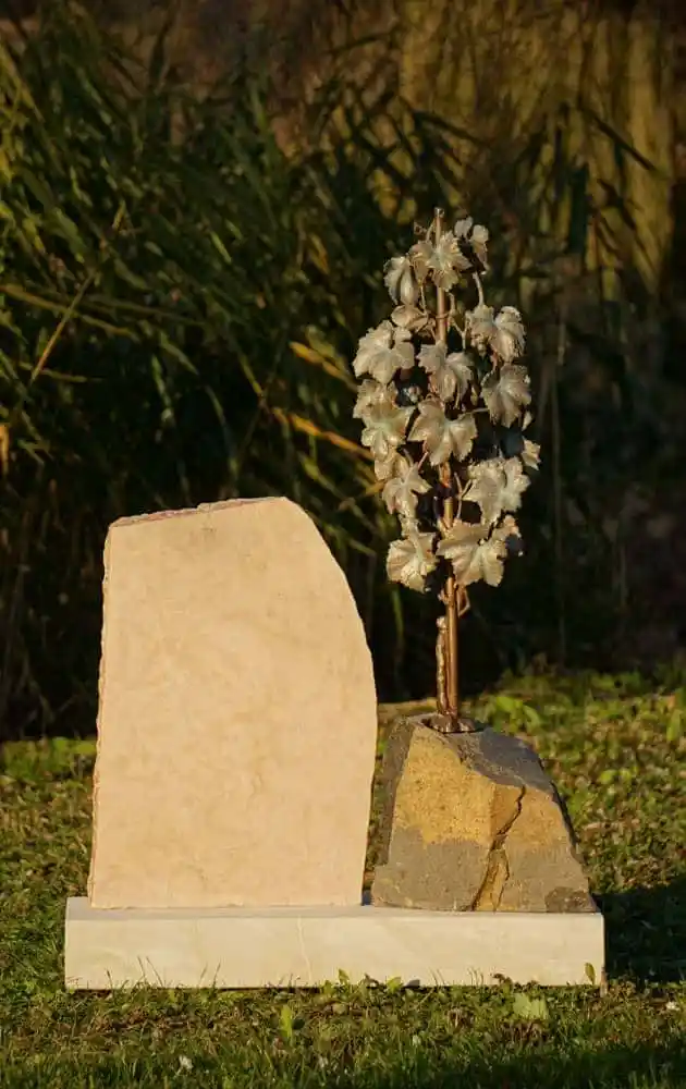 Vite - Grabstein mit Weinrebe aus Bronze